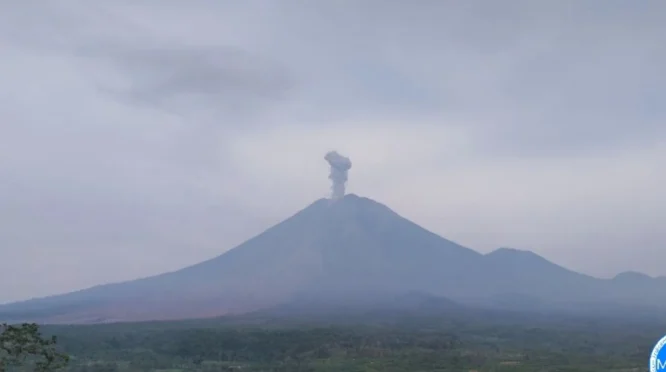 Erupsi Gunung Semeru Teramati Capai 900 Meter, Status Tetap Siaga Level III