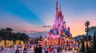 Fenomena Disney Adults: Utang Besar demi Pengalaman Magis dan Inovasi Disney Terbaru