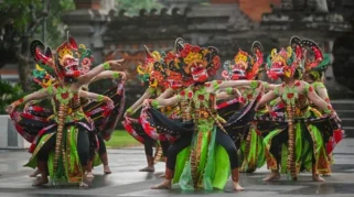 Foto Rayakan Hari Tari Sedunia, 150 Penari Topeng Warnai Akhir Pekan di TMII dengan Pesona Budaya Nusantara