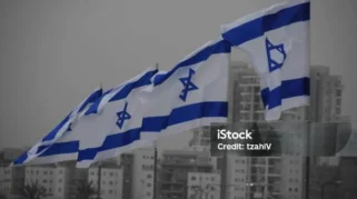Foto: Warga Tehran Injak Gambar Bendera AS dan Israel di Jalan Kota