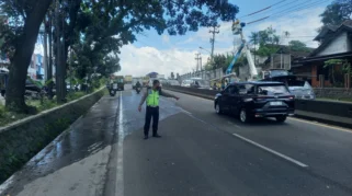 Gagal Menyalip, Sepeda Motor Pasutri Jakarta Tersenggol Truk Tangki BBM di Pamarican Ciamis