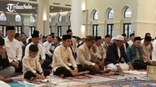 Gibran Rakabuming Bawa Jan Ethes Salat Idul Adha di Istiqlal