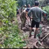 Gotong Royong Membersihkan Longsor, Akses Jalan Warga Senduro Kembali Lancar
