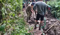 Gotong Royong Membersihkan Longsor, Akses Jalan Warga Senduro Kembali Lancar