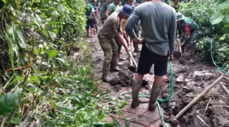 Gotong Royong Membersihkan Longsor, Akses Jalan Warga Senduro Kembali Lancar