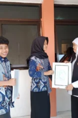 Gubernur Khofifah Nangis di Hardiknas 2026 Mojokerto, Terpukau Siswa Sekolah Rakyat Pidato 5 Bahasa