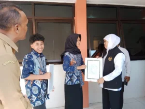 Gubernur Khofifah Nangis di Hardiknas 2026 Mojokerto, Terpukau Siswa Sekolah Rakyat Pidato 5 Bahasa
