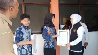 Gubernur Khofifah Nangis di Hardiknas 2026 Mojokerto, Terpukau Siswa Sekolah Rakyat Pidato 5 Bahasa