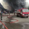 Gudang Kayu dan Pabrik Sosis di Tangerang Terbakar, Pemadaman Masih Berlangsung