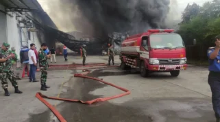 Gudang Kayu dan Pabrik Sosis di Tangerang Terbakar, Pemadaman Masih Berlangsung