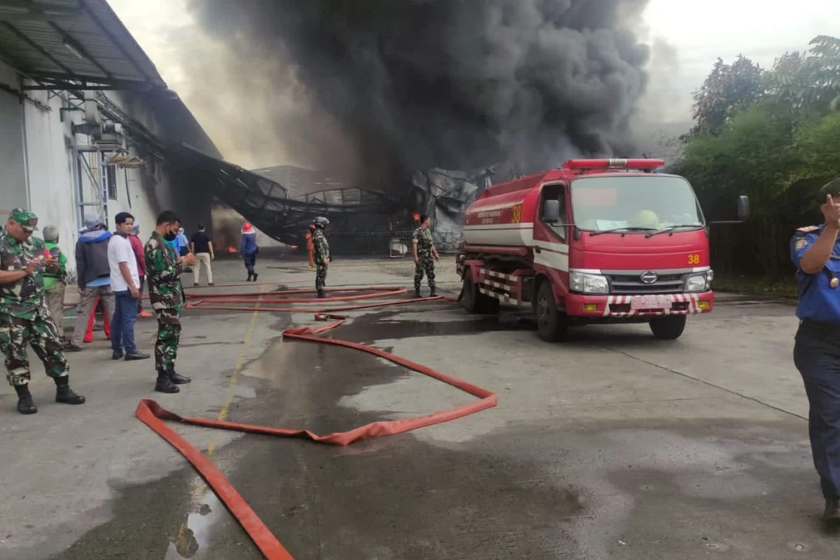 Gudang Kayu dan Pabrik Sosis di Tangerang Terbakar, Pemadaman Masih Berlangsung