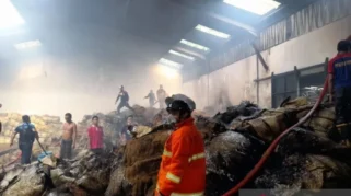 Gudang Kayu dan Toko Material di Pamekasan Terbakar hingga Ludes