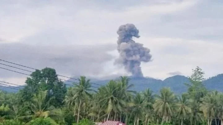 Gunung Dukono Erupsi Lagi, Kolom Abu Capai 3.200 Meter di Atas Puncak