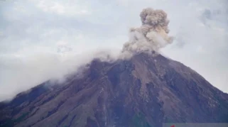 Gunung Semeru Erupsi Tiga Kali dengan Kolom Abu Setinggi 700 Meter