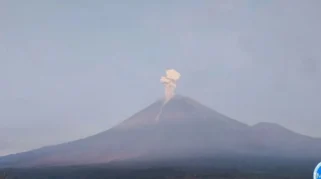 Gunung Semeru Erupsi Tiga Kali dengan Letusan Mencapai Satu Kilometer