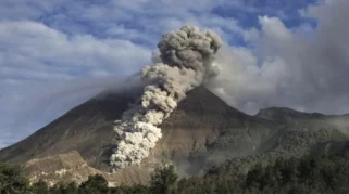 Gunung Semeru Mengalami Tiga Kali Erupsi, Kolom Abu Mencapai 700 Meter