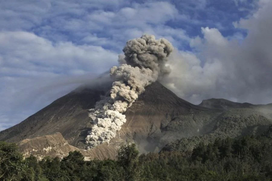 Gunung Semeru Mengalami Tiga Kali Erupsi, Kolom Abu Mencapai 700 Meter