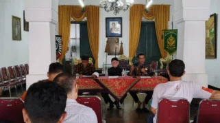 Guru Sitimah Terus Mengabdi Meski Harus Menempuh Perjalanan Lintas Kabupaten Selama 22 Tahun