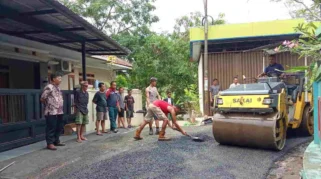Guyub Warga Handapherang Bersihkan 2 Kilometer Jalan Lingkar Selatan Ciamis