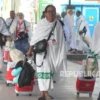 Haji Gelombang II Berihram Sejak Embarkasi, Bolehkah Pakai Celana di Pesawat?
