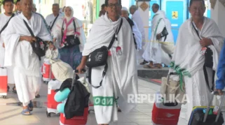 Haji Gelombang II Berihram Sejak Embarkasi, Bolehkah Pakai Celana di Pesawat?