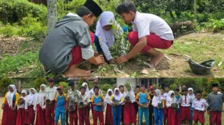 Hari Bumi Dorong Sekolah Tanam Kurikulum Berbasis Lingkungan
