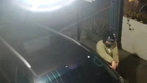 Heboh CCTV Ungkap Aksi Kilat Petik Spion Fortuner, Pelaku Beraksi Tangan Kosong