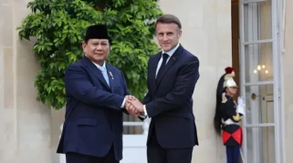Hormat Warga Prancis! Saat Iring-iringan Presiden Prabowo Lewat dan Salat Idul Adha Bersama Diaspora di Paris