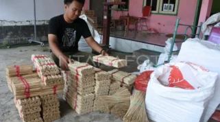Iduladha Tahun Ini, Pengusaha Tusuk Sate Alami Penurunan Penjualan Drastis