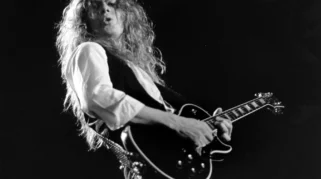 In Memoriam: John Sykes, Gitaris Metal Legendaris yang Meninggalkan Jejak Abadi