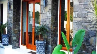 Inspirasi Desain Rumah Desa Adem dengan Dinding Batu Alam dan Taman Samping