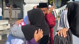 Isak Tangis Warnai Keberangkatan 1.258 Jemaah Haji Lumajang ke Tanah Suci