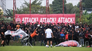 Jakmania Geruduk Latihan Persija Jakarta, Spanduk Kritik Jadi Sorotan Tajam