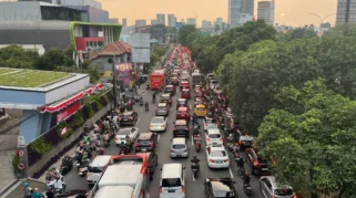 Jalan Amblas di Lenteng Agung Memicu Kemacetan Panjang Arus Jakarta-Depok