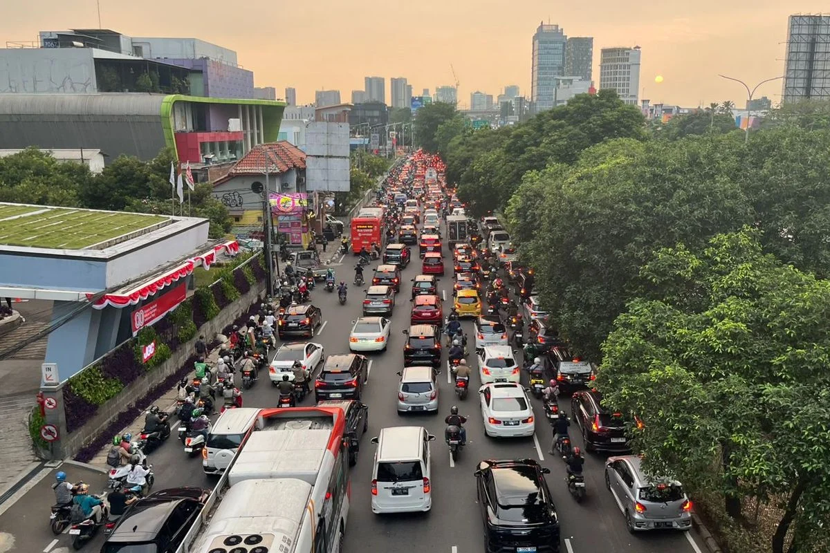 Jalan Amblas di Lenteng Agung Memicu Kemacetan Panjang Arus Jakarta-Depok