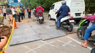 Jalan Amblas Lenteng Agung Dilapisi Pelat Baja, Kendaraan Kini Bisa Melintas: Solusi Darurat Buka Lajur Utama