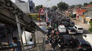Jalan Amblas Masih Diperbaiki, Lalu Lintas Lenteng Agung Arah Depok Macet Parah – Ribuan Kendaraan Terjebak