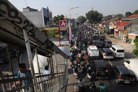 Jalan Amblas Masih Diperbaiki, Lalu Lintas Lenteng Agung Arah Depok Macet Parah – Ribuan Kendaraan Terjebak