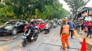 Jalan Lenteng Agung Amblas: Sudin SDA Sarankan Penutupan Total untuk Perbaikan Cepat