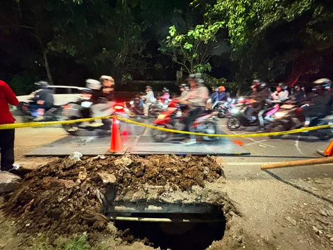 Jalan Lenteng Agung Dipulihkan: Sinkhole Ditutup Pelat Besi, Lalu Lintas Lancar Kembali