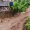 Jembatan 20 Meter di Tanggul, Jember Ambruk Akibat Banjir