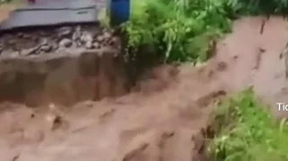 Jembatan 20 Meter di Tanggul, Jember Ambruk Akibat Banjir