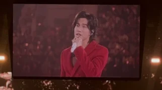 Jerry Yan Kenang Barbie Hsu Lewat Kalung Ikonik Shan Cai di Konser FFOREVER yang Mengharukan