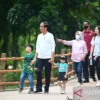 Jokowi Ikut Yoga Bersama Warga di Solo Saat Libur Panjang