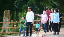 Jokowi Ikut Yoga Bersama Warga di Solo Saat Libur Panjang