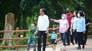 Jokowi Ikut Yoga Bersama Warga di Solo Saat Libur Panjang