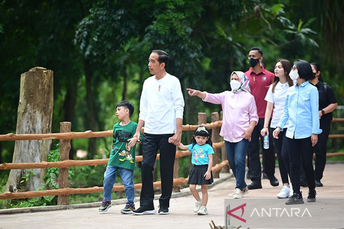 Jokowi Ikut Yoga Bersama Warga di Solo Saat Libur Panjang