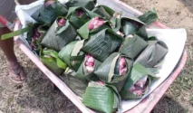 Jurnalis Jakarta Utara Gunakan Daun Pisang untuk Bungkus Daging Kurban Demi Lingkungan