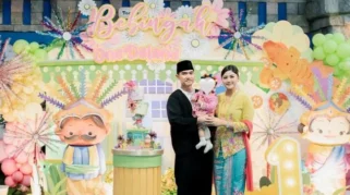 Kaesang dan Erina Tampil Kompak Bersama Baby Bebingah di Hari Wisuda S2