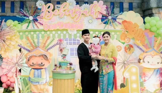 Kaesang dan Erina Tampil Kompak Bersama Baby Bebingah di Hari Wisuda S2